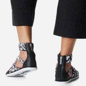 Sorel Ella II Ankle Strap Sandals Leather Flats White & Black Print Size 11 NEW